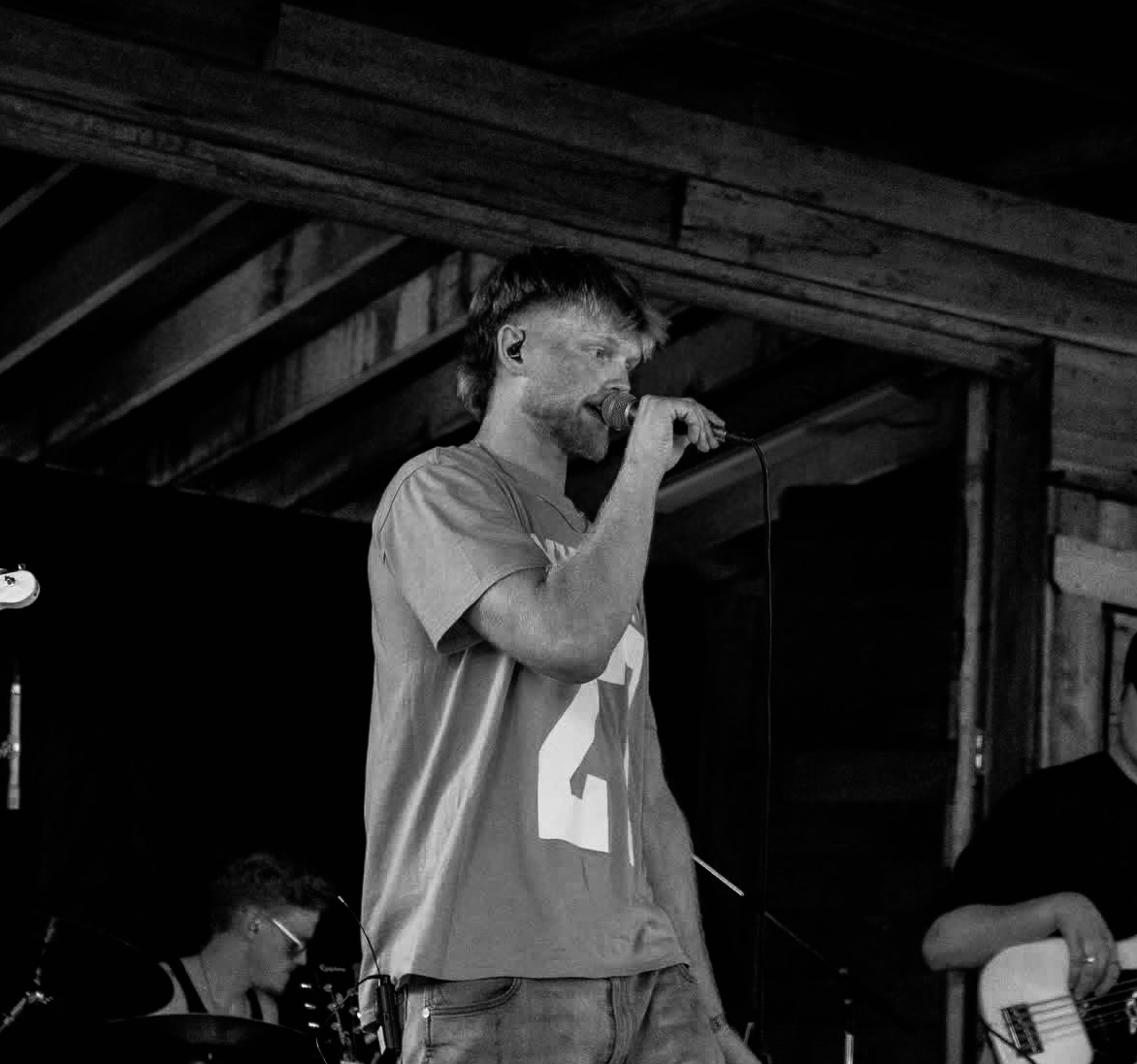 Seb Lind singing live on stage